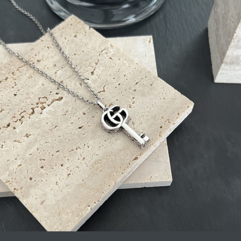 G*u*i necklaces